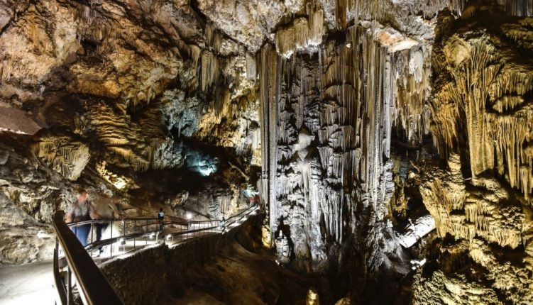 historia cuevas de nerja