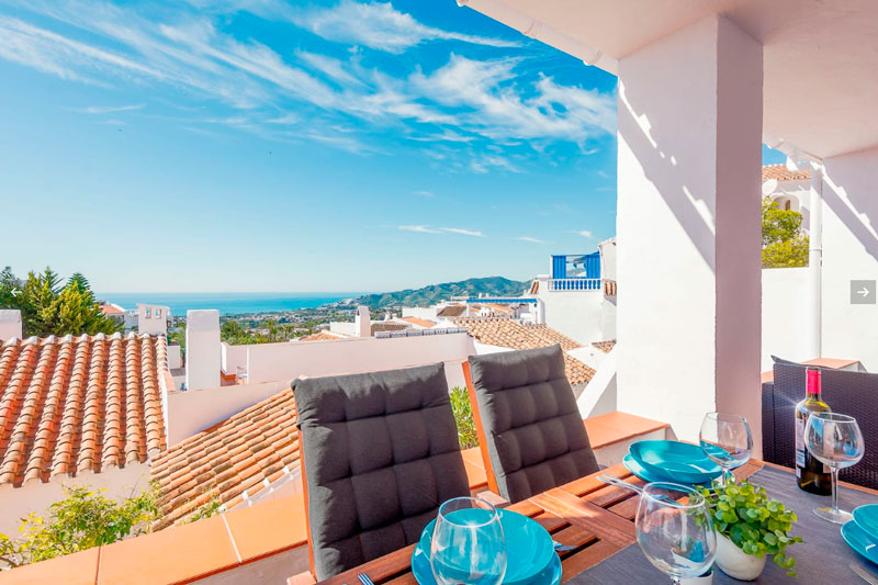 Decorar un apartamento de playa con estilo, el balcón o la terraza también deben transmitir ese toque veraniego