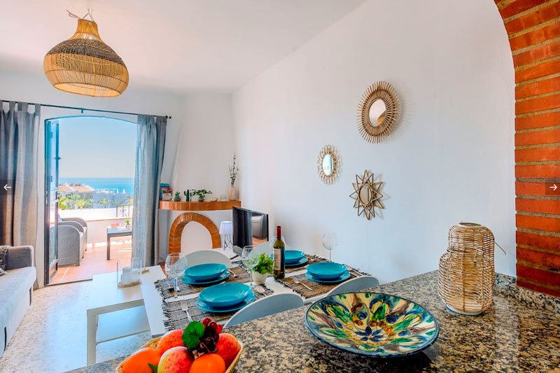 Decorar un apartamento de playa con estilo, como en las diferentes habitaciones, usa una decoración que invite al relax y al confort