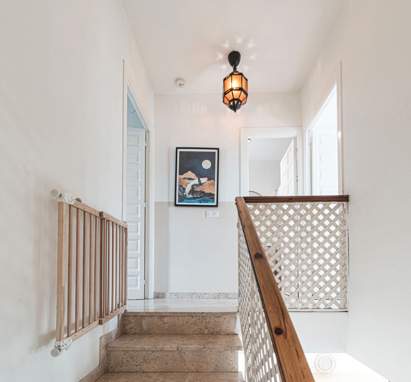 Escalera luminosa con barrera para niños.