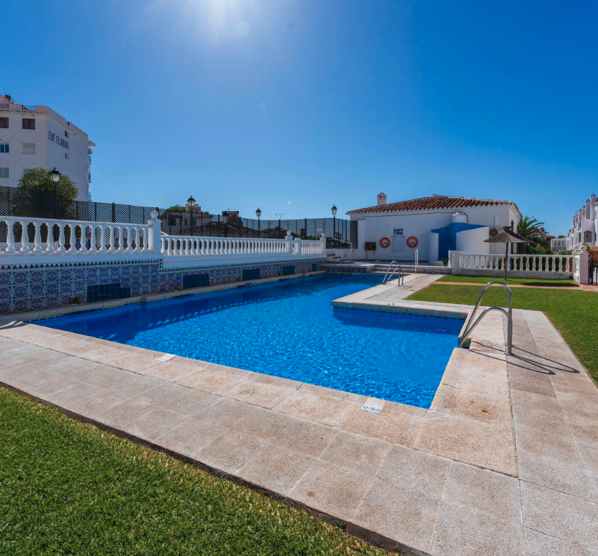 Piscina comunitaria en urbanización Verano Azul Nerja