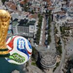 Aficionados viendo un partido del Mundial de Fútbol 2026 en un bar de Nerja