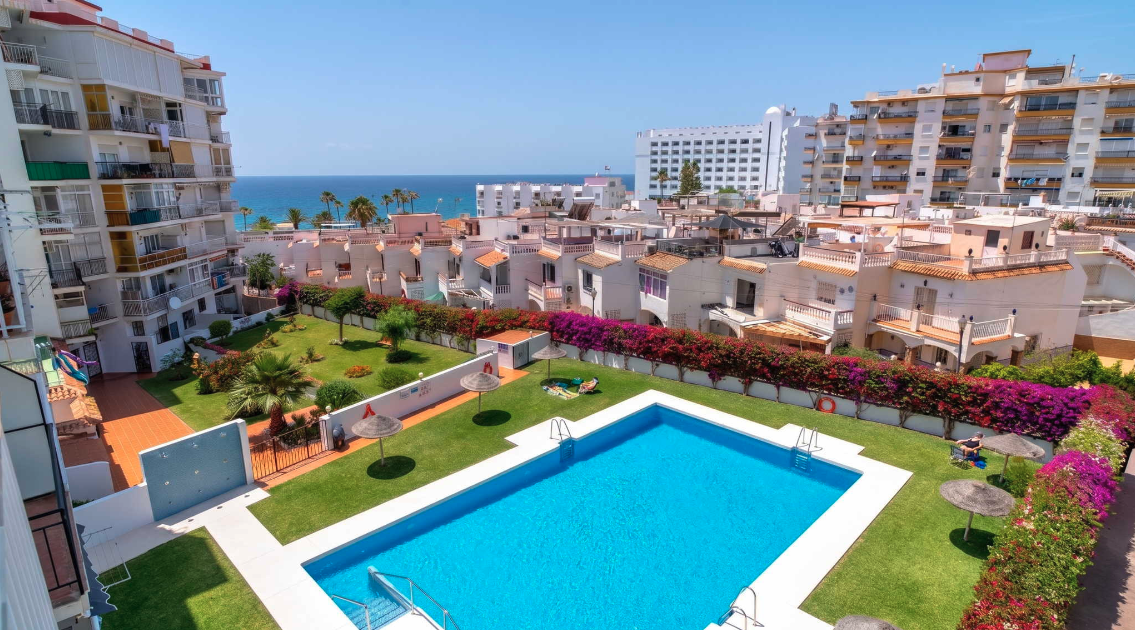 Apartamento vacacional en Nerja con terraza y vistas al Mediterráneo