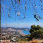 Mesa privada con vistas a la bahía de La Herradura en Finca El Marchante, cerca de Nerja.